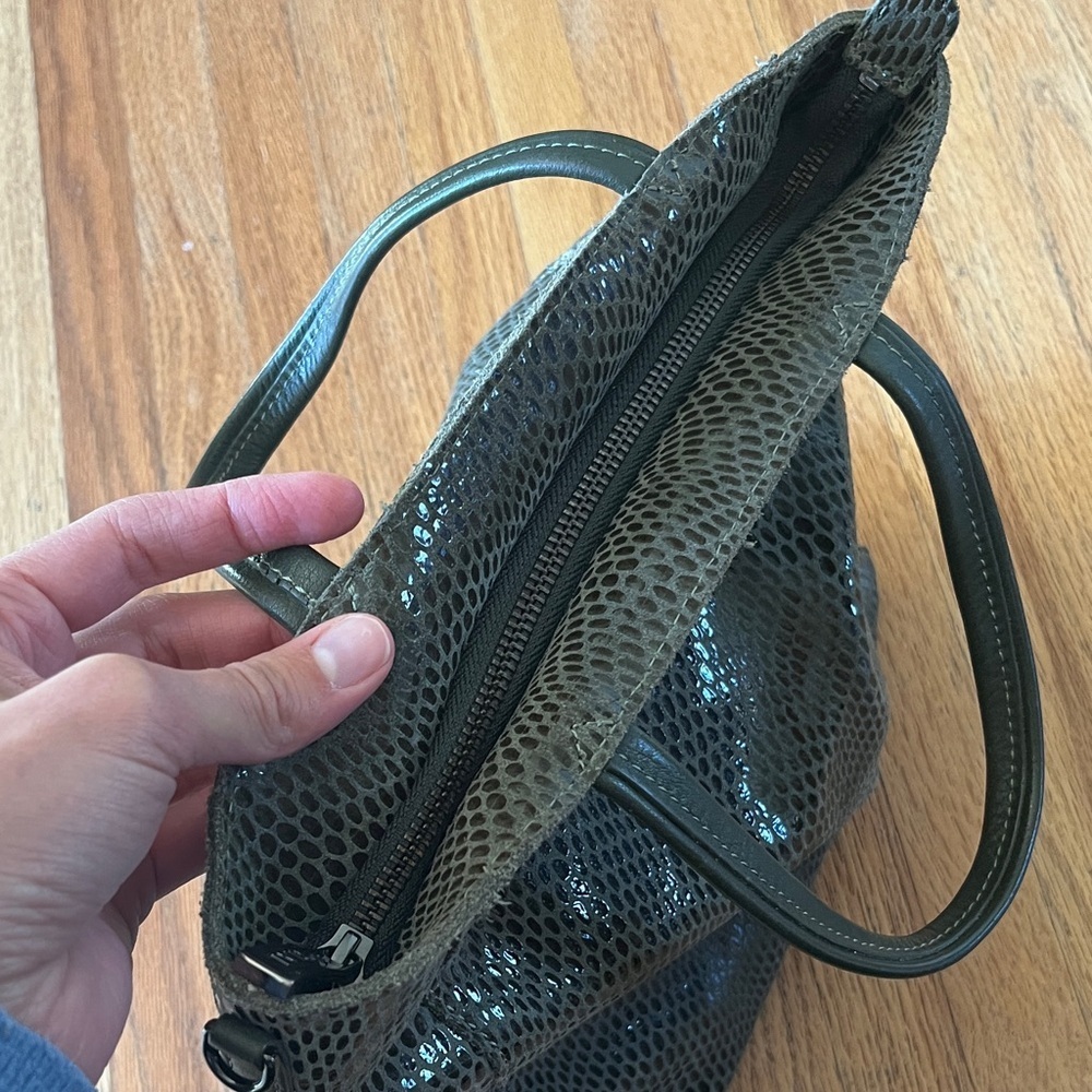 Chic Textured Green Tote Bag - Picture 4 of 6